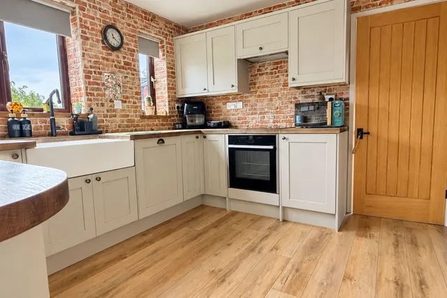 The Parkway, Shelfield, WS4, photo 3
