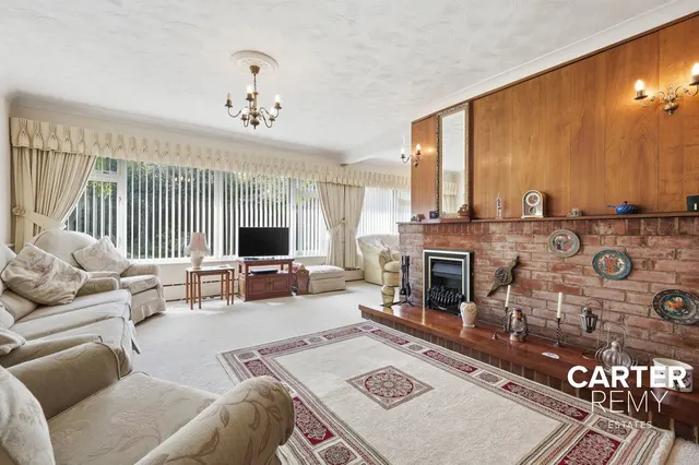 Photo 2 — Woodward Close, Grays, RM17 5RP