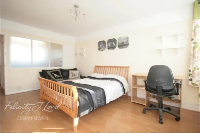 Tompion Street, photo 1