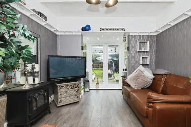 Kew Crescent, Charnock, S12, photo 3