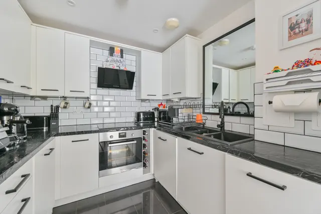 Photo 3 — (40%) Flat 1, Eversley House, 7 Mullins Place, London