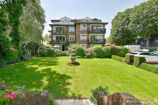 Photo 2 — 10 Madingley Court, Willoughby Road, Richmond