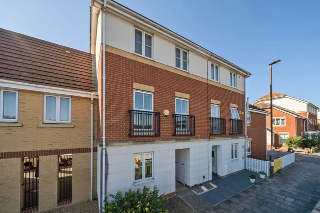 Battery Road, SE28, photo 1