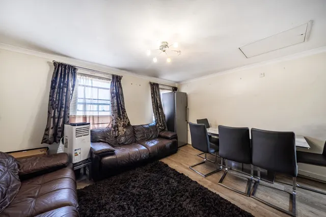 Photo 2 — 19a Church Road, Mitcham