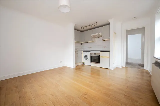 Fourth Cross Road, Twickenham, TW2, photo 2