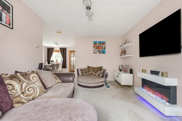 Redford Close, Feltham, TW13, photo 2