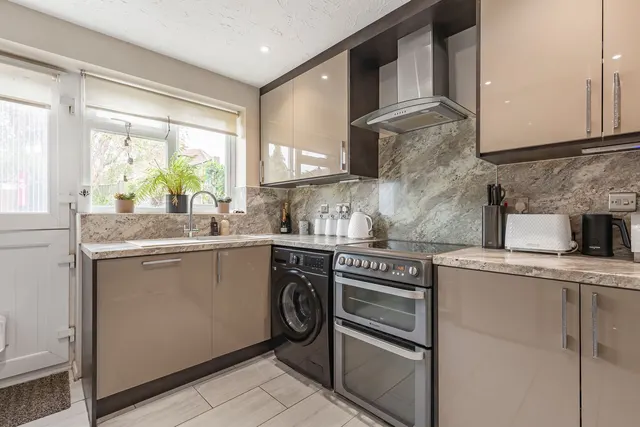 Redford Close, Feltham, TW13, photo 3