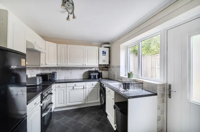 Lichen Close, Swindon, SN2, photo 2