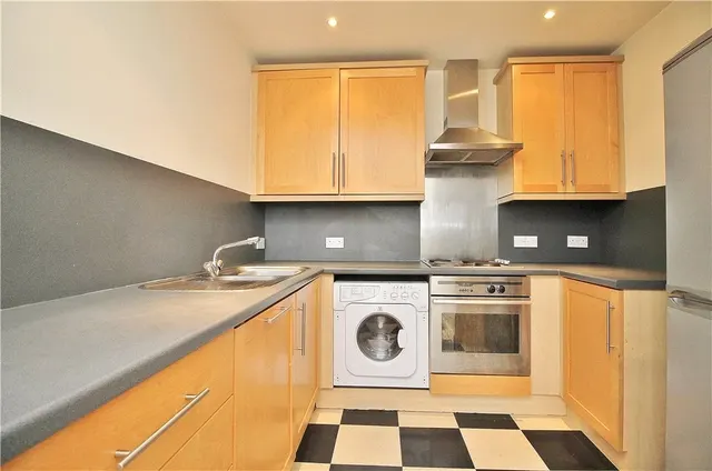 Kew Bridge Road, Brentford, TW8, photo 3