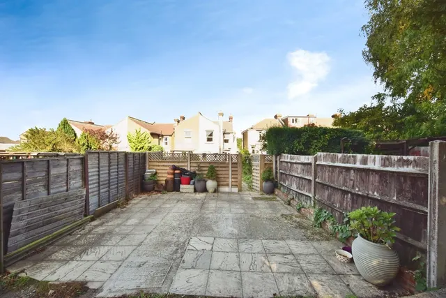 Photo 3 — Sheals Crescent, Maidstone, Kent, ME15