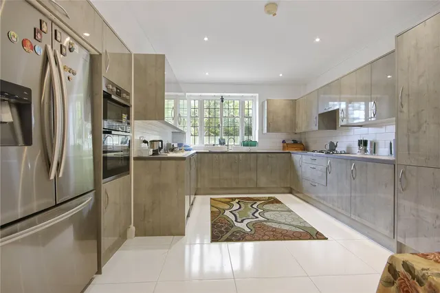 Holne Chase, London, N2, photo 1