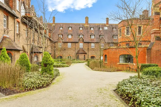 Syresham Gardens, Haywards Heath, photo 1