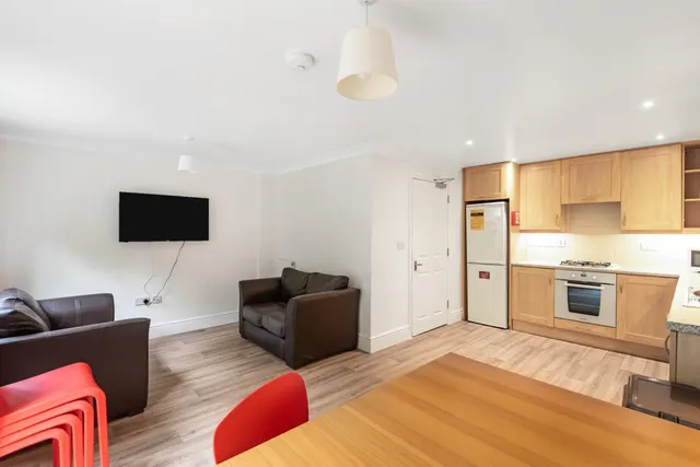 Photo 2 — Montgomery Close, Stanmore, Winchester