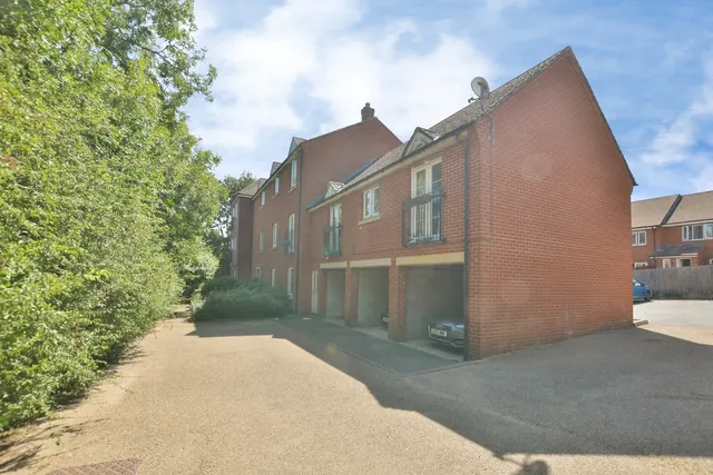 Grenadier Way, Ashford, TN23, photo 2