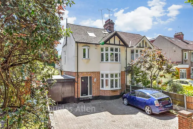 Main Road, Gidea Park, RM1, photo 1