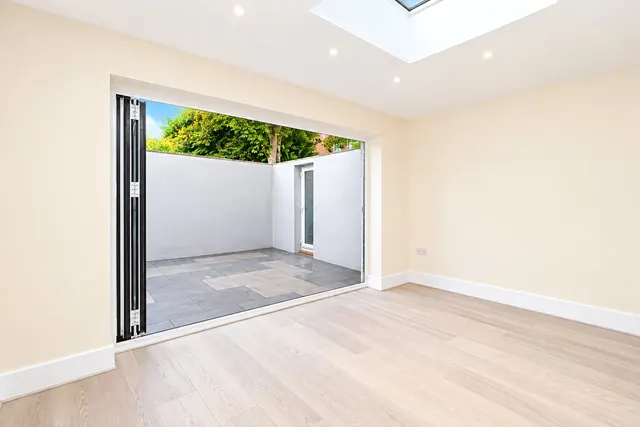 Vale Farm Road, Woking, GU21, photo 3