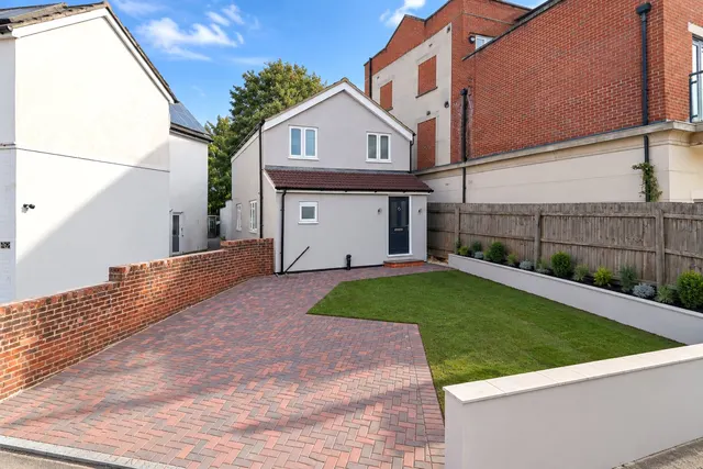 Vale Farm Road, Woking, GU21, photo 2