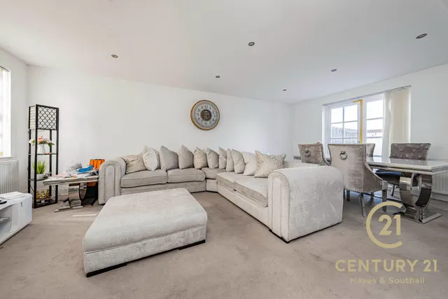Harlington Road, UB8, photo 3