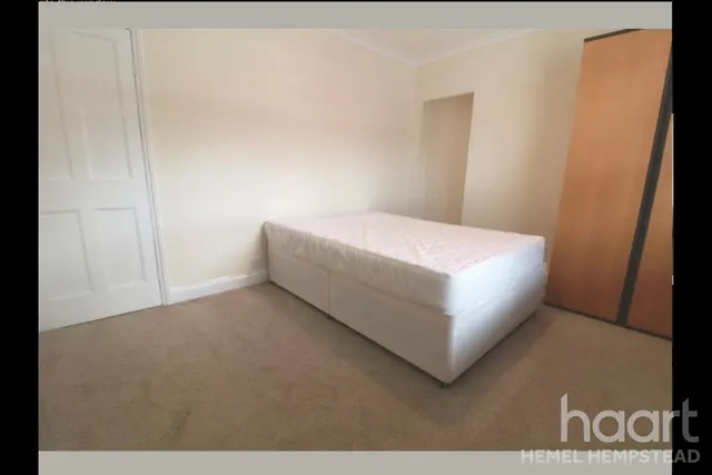 Leavesden Road, WD24, photo 3