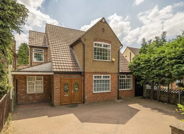 Twickenham Road, Hanworth, TW13, photo 1
