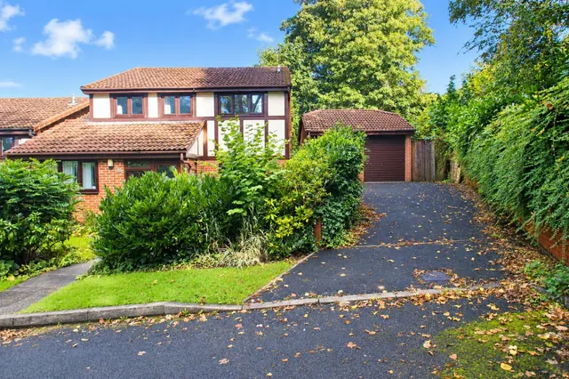 Claremont Way, Halesowen, photo 1