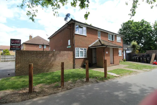 Staines Road, Feltham, photo 1