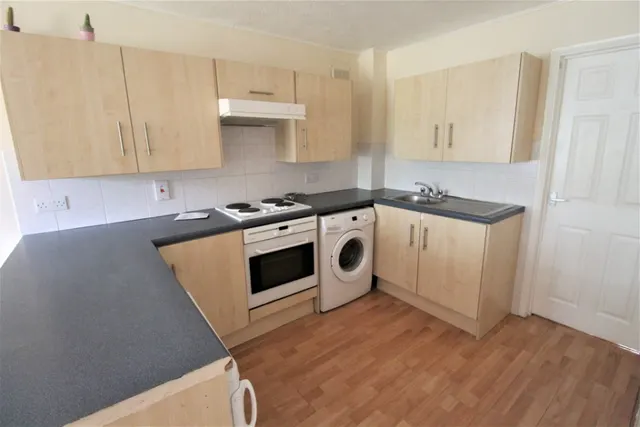 Staines Road, Feltham, photo 3
