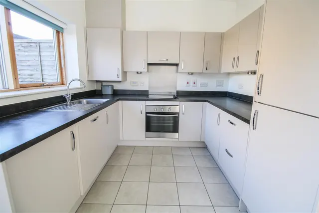 Barnsley Wood Rise, Newhall, CM17, photo 2