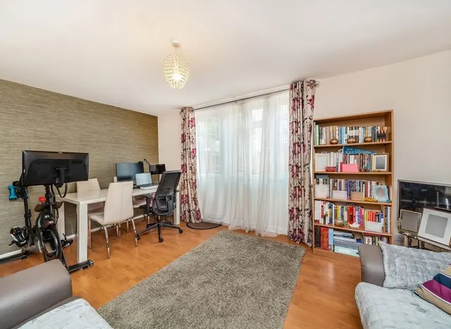 3 bedroom flat — Jarrow Way, Homerton, E9