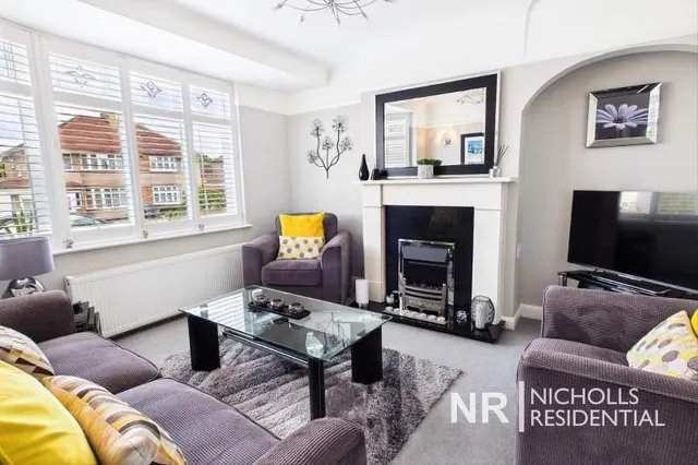 Rhodrons Avenue, Chessington, KT9, photo 2