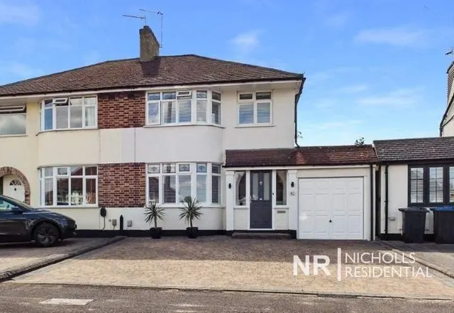 Rhodrons Avenue, Chessington, KT9, photo 1