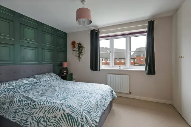Burgess Road, Horley, RH6, photo 1