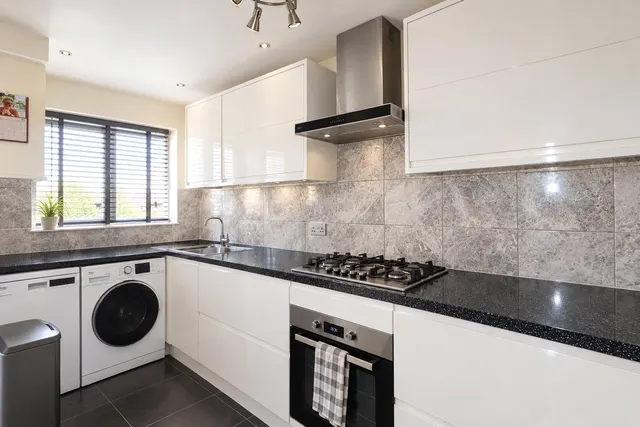 Loop Road, Woking, GU22, photo 2