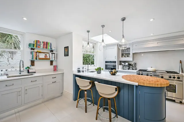 Photo 3 — Brunswick Gardens, Kensington, London, W8 4AW
