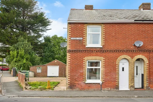 Caesars Road, Newport, PO30, photo 1