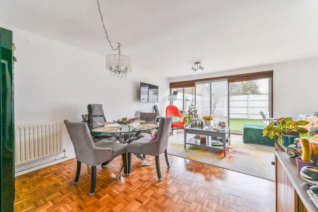 Photo 2 — 30 Brierley Close, London
