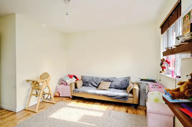 Photo 3 — Avon Drive, Alderbury, Salisbury