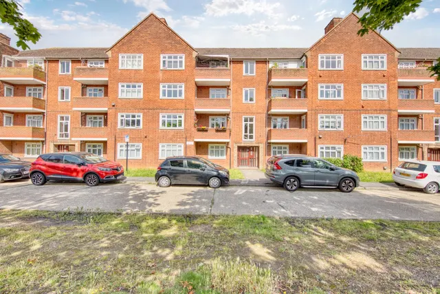 Photo 2 — Althorne Gardens, South Woodford