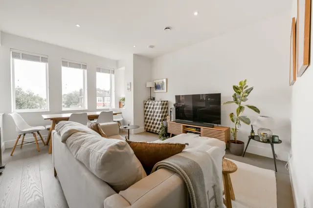 Flat 5, 43 Gunnersbury Avenue, London, photo 1