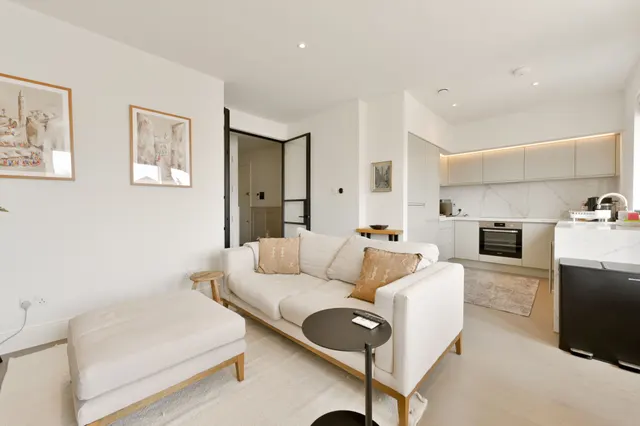 Photo 2 — Flat 5, 43 Gunnersbury Avenue, London