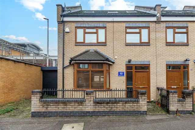 Robinia Crescent, London, E10, photo 1