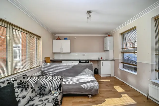 Photo 3 — Goldington Avenue,Bedford