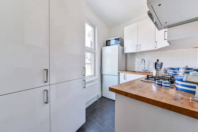 Photo 2 — 25c Leconfield Road, London