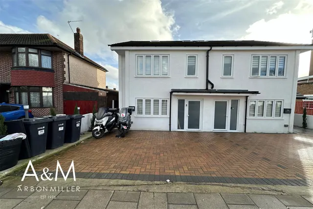 New North Road, Hainault, Essex, Ilford, IG63DY, photo 1