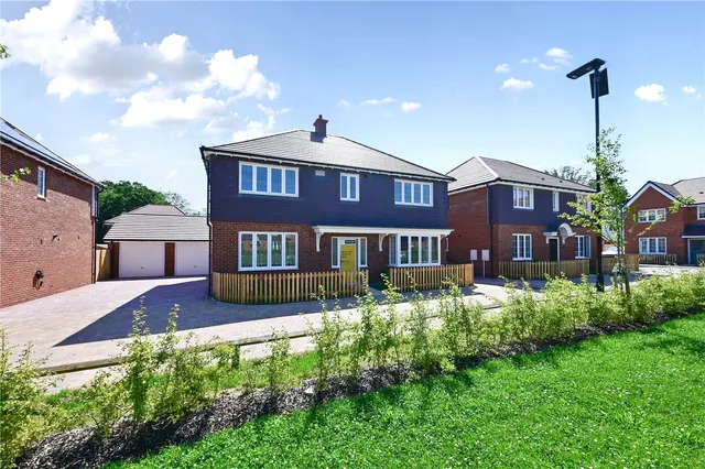 Equestrian Way, Ash Green, Guildford, Surrey, GU12 6UA, photo 1