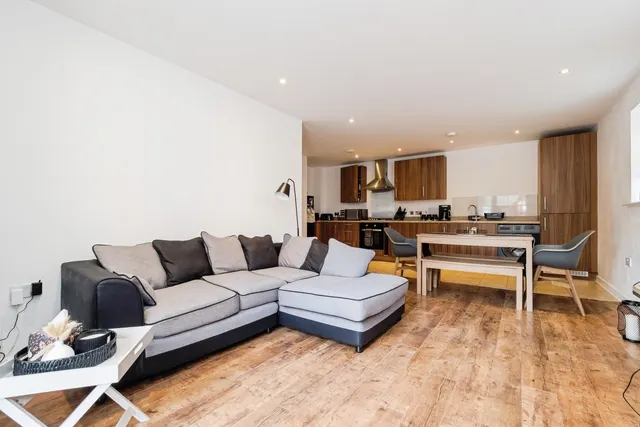 Photo 3 — Dunningford Close, Hornchurch, RM12
