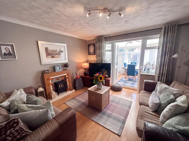 Haselbury Corner, Nuneaton, CV10, photo 2