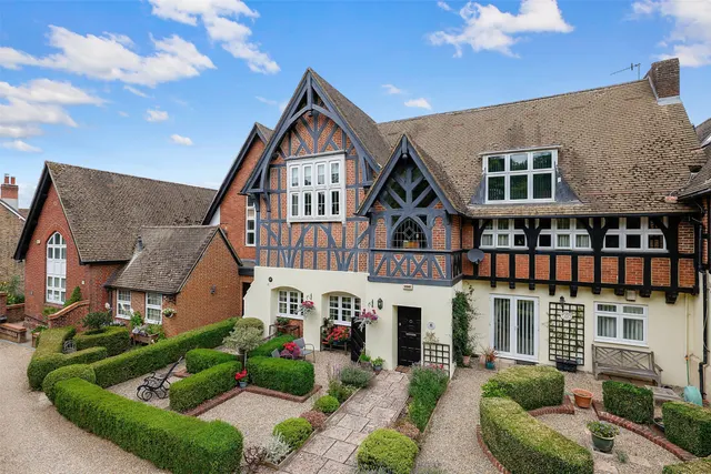 High Street, Nutfield, RH1, photo 1