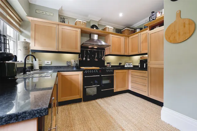 High Street, Nutfield, RH1, photo 3