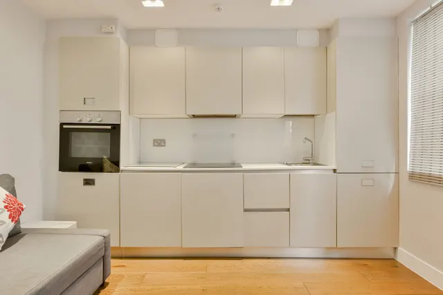 Photo 3 — Flat 1, 224 Uxbridge Road, London